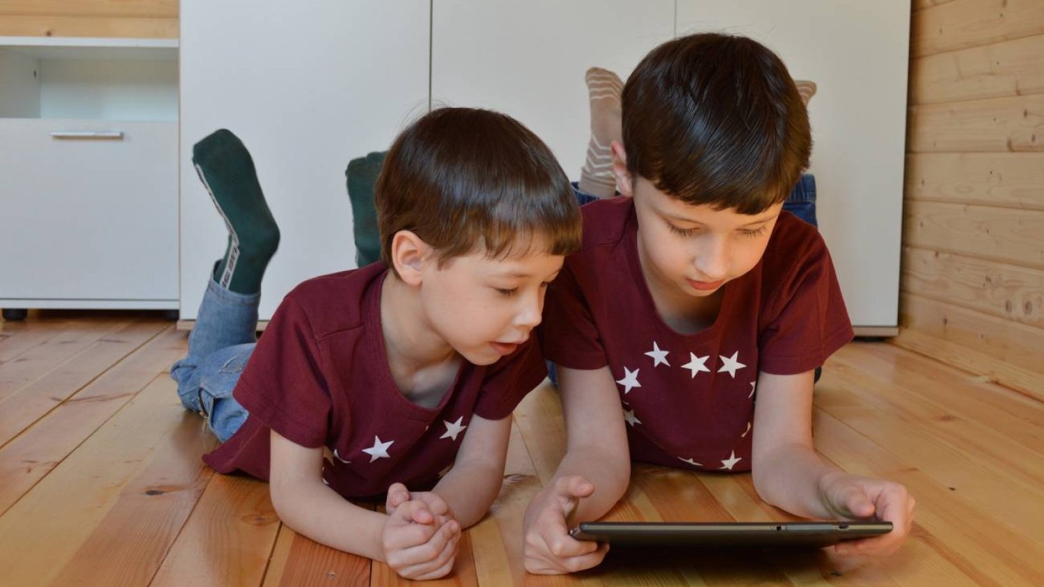 ekrany, telewizja, komputer, tablet, telefon, media dla dziecka, komputer dla dziecka, dziecko z telefonem, czas przed telewizorem, dziecko ogląda bajki, czas przed ekranami