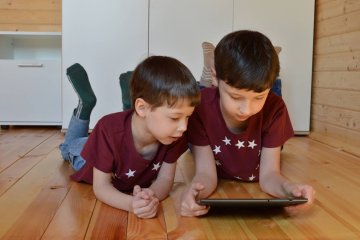 ekrany, telewizja, komputer, tablet, telefon, media dla dziecka, komputer dla dziecka, dziecko z telefonem, czas przed telewizorem, dziecko ogląda bajki, czas przed ekranami