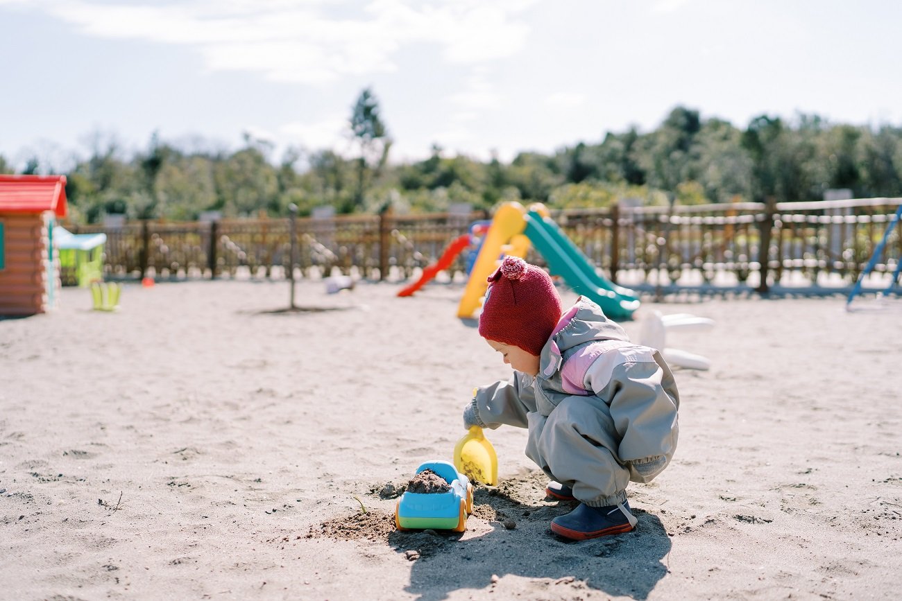 Dziewczynka bawi się samochodem.