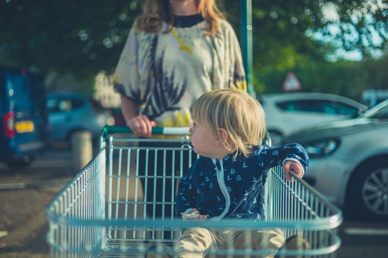 dziecko w wózku sklepowym