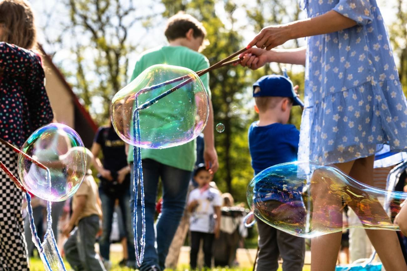 Dzieci robią bańki mydlane podczas festynu dla rodzin.