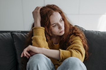 Były partner manipuluje uczuciami kobiety i córki.