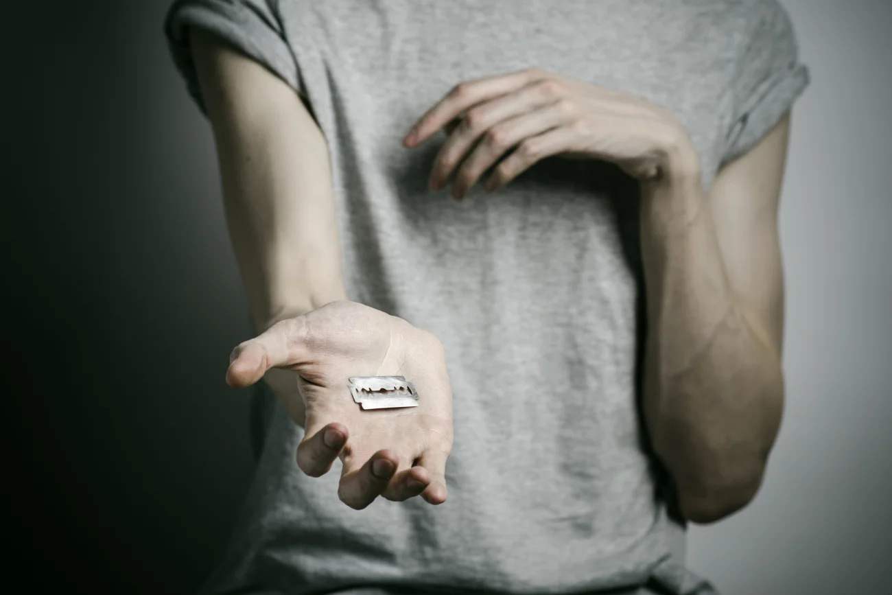 samookaleczenia, nastolatki, przyczyny samookaleczeń, psychiatria, psycholog