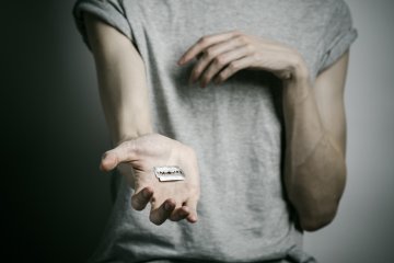 samookaleczenia, nastolatki, przyczyny samookaleczeń, psychiatria, psycholog