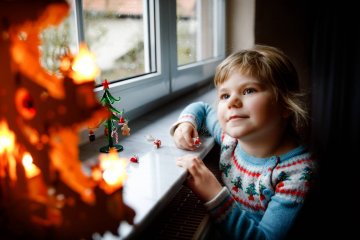 Mała dziewczynka podziwia świąteczną dekorację. Mała dziewczynka podziwia świąteczną dekorację.