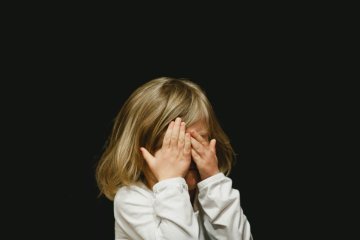 Proste i sprawdzone ćwiczenia radzenia sobie z lękiem dla dzieci 6+ prezentuje książka "Świat na spokojnie", ciekawy i przystępny poradnik ze wskazówkami psycholożki Bárbary Tovar i ilustracjami rysowniczki Cristiny Picazo.
