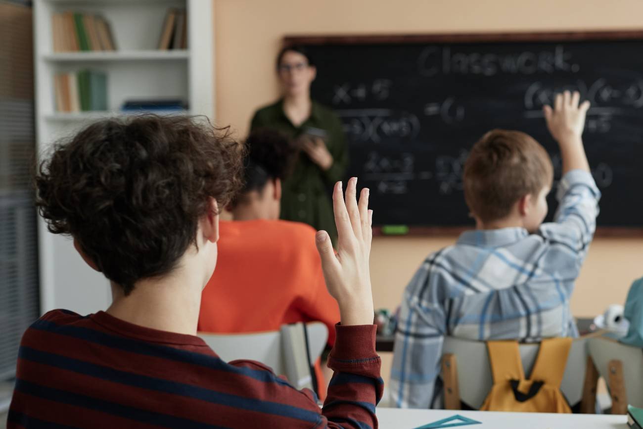 Nauczycielka z uczniami podczas lekcji.