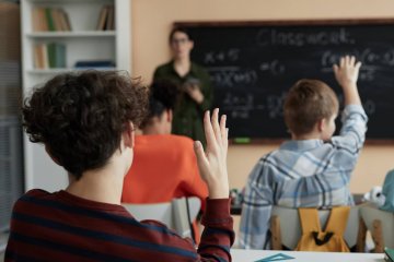 Nauczycielka z uczniami podczas lekcji.