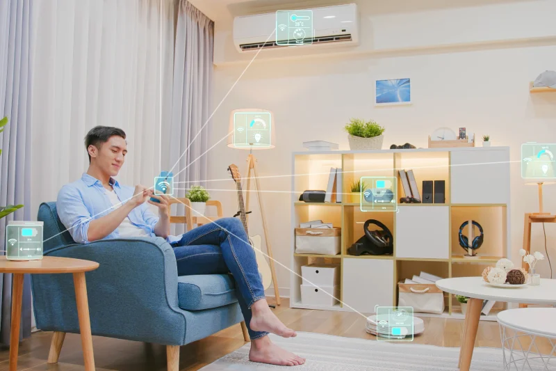 Mężczyzna sterujący smart home