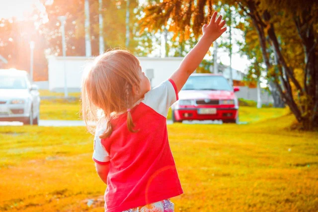 Fot. Pexels / [url=https://www.pexels.com/photo/kid-children-playing-girl-11523/] Maxim Matveev [/url] / [url=https://www.pexels.com/photo-license/] CC0 License [/url]