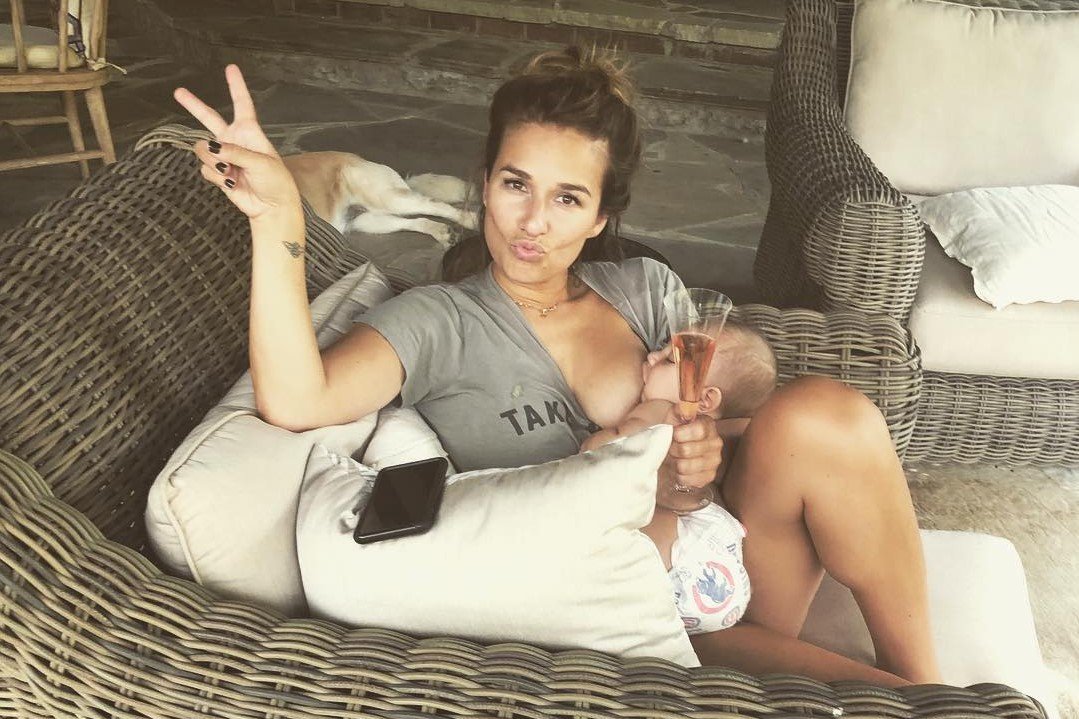 Jessie James Decker karmi piersią i pije alkohol. Czy popełnia błąd?