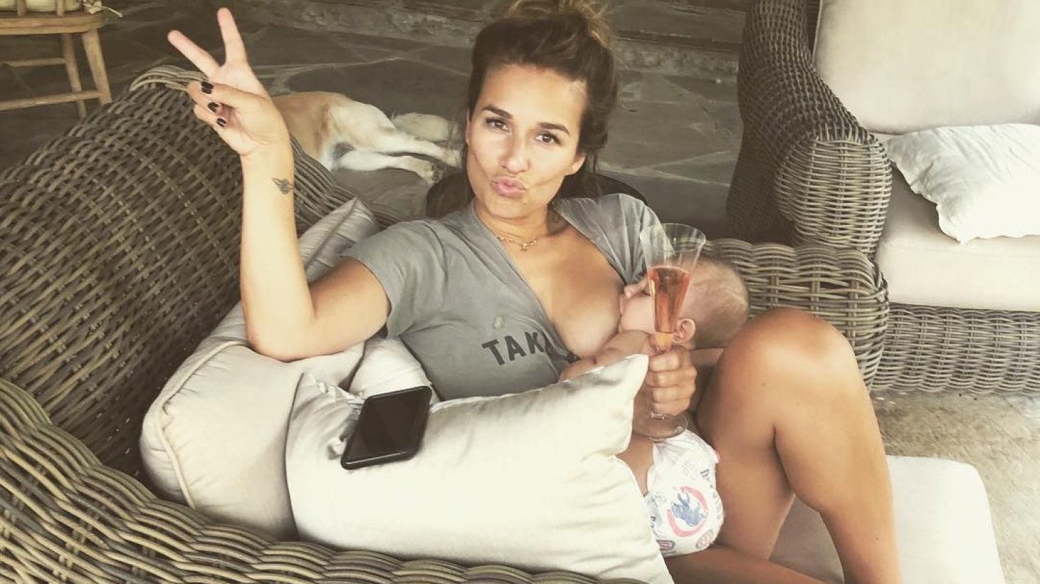 Jessie James Decker karmi piersią i pije alkohol. Czy popełnia błąd?