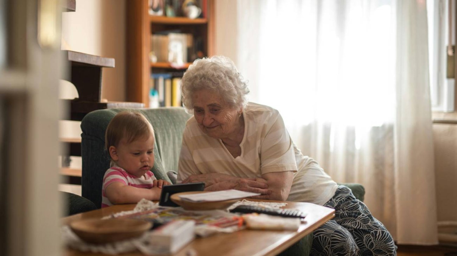 babcia zajmuje się wnuczką