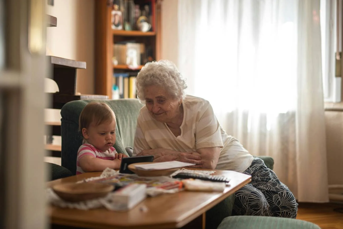 babcia zajmuje się wnuczką babcia zajmuje się wnuczką