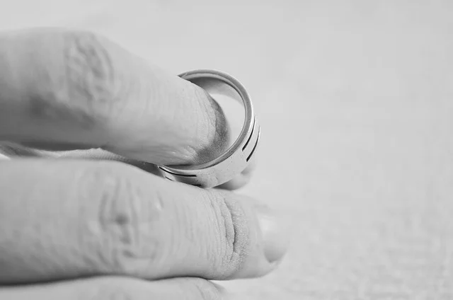 Fot. Pixabay/[url=http://pixabay.com/en/hand-finger-people-ring-marriage-83079/]PublicDomainPictures[/url] / [url=http://bit.ly/CC0-PD]CC0 Public Domain[/url]