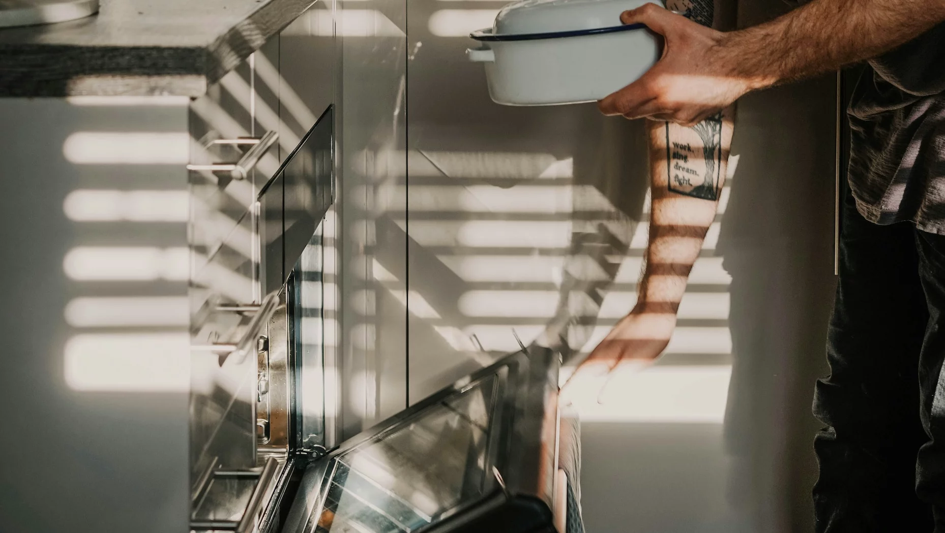 Hity do sprzątania z Action za mniej niż 10 zł. "Piekarnik wygląda jak nowy"