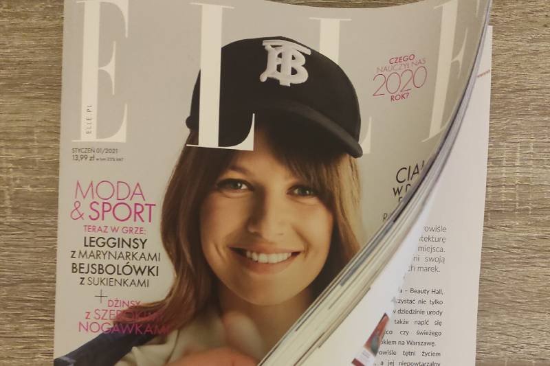 "Elle" tłumaczy, jak pomalować się na Strajk Kobiet. Oburzenie w sieci