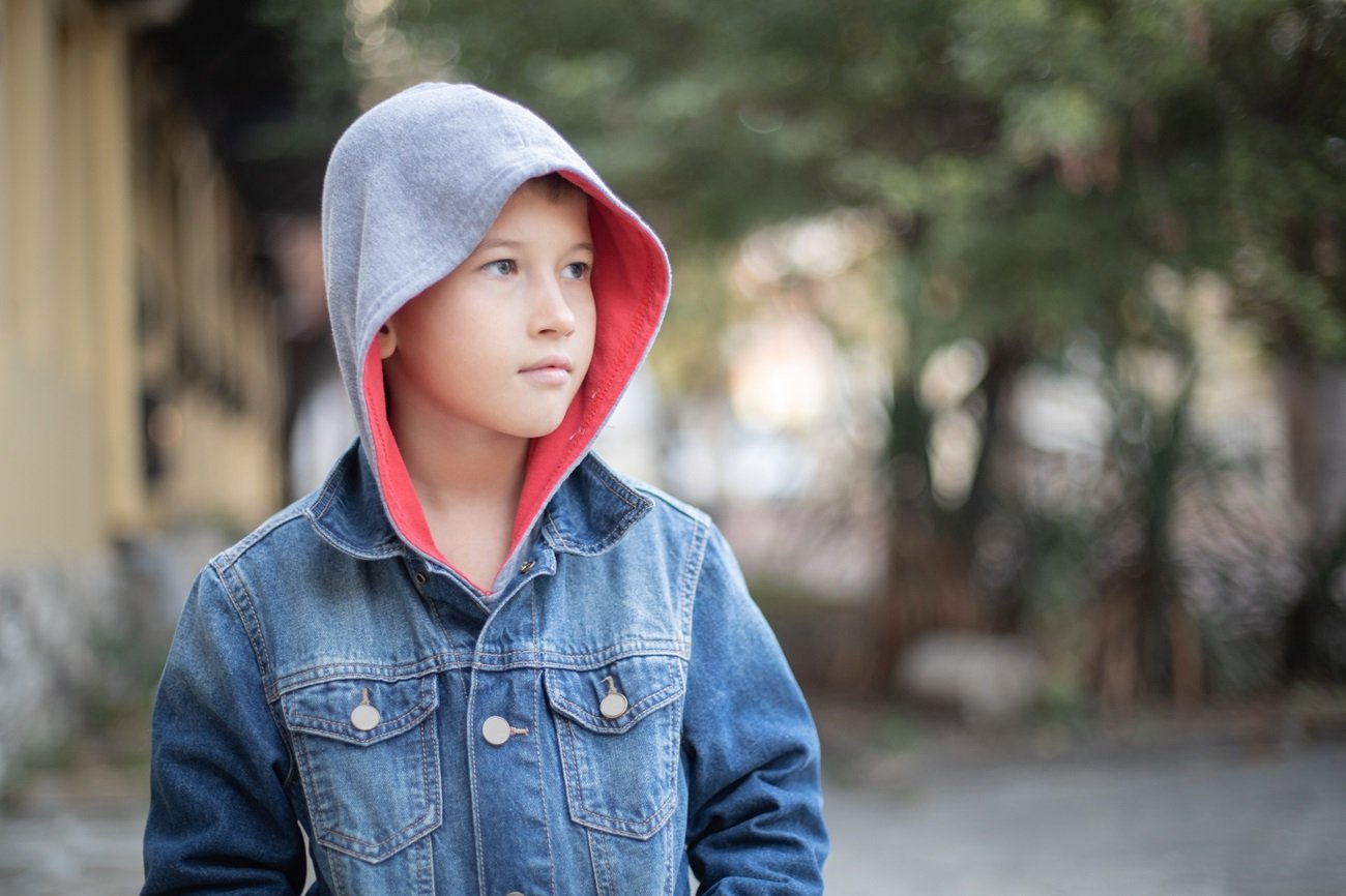 chłopiec w kapturze