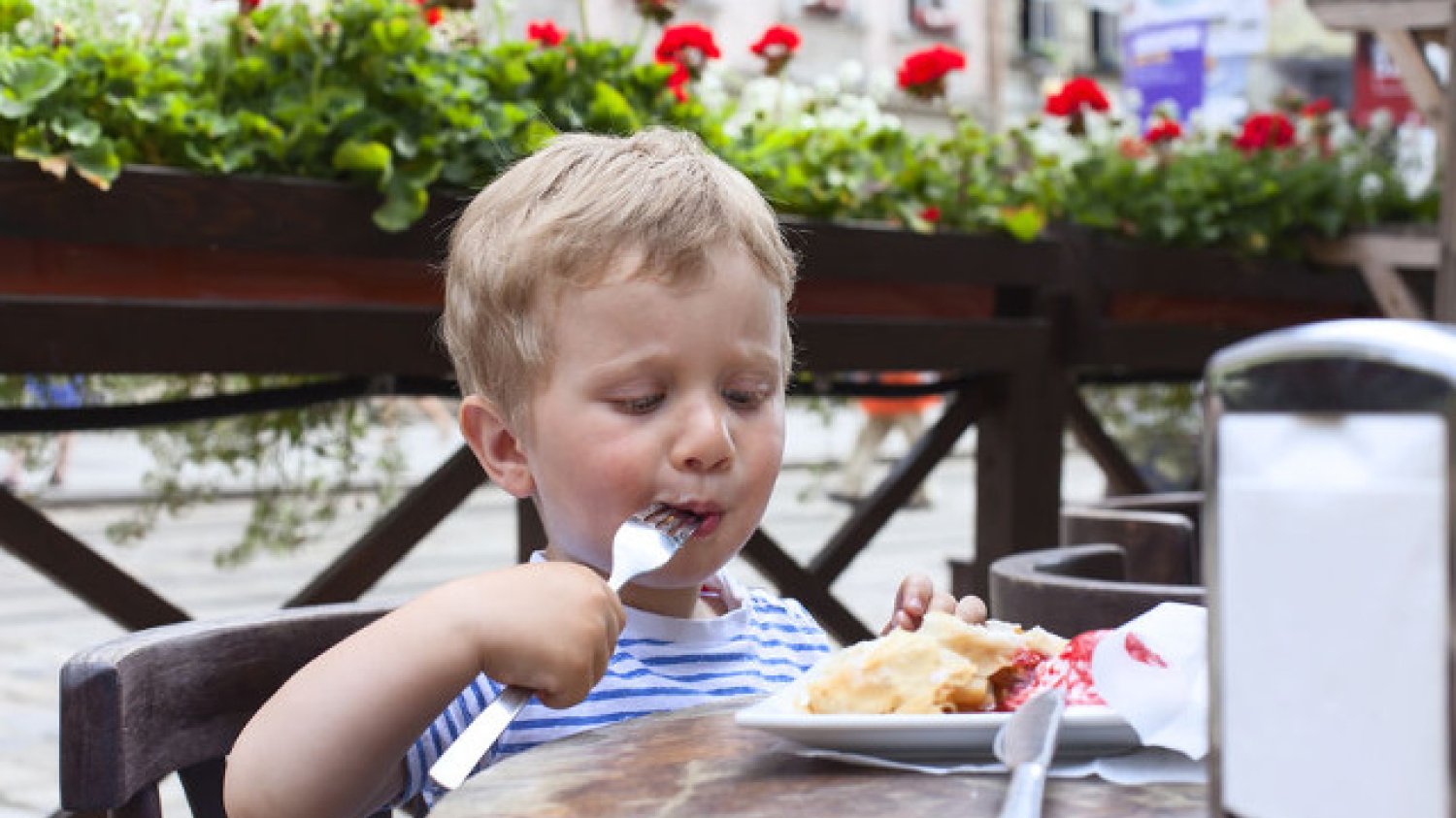 Wakacje to czas, kiedy częściej odwiedzamy z dziećmi restauracje i kawiarnie
