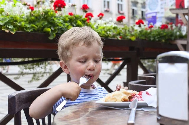 Wakacje to czas, kiedy częściej odwiedzamy z dziećmi restauracje i kawiarnie
