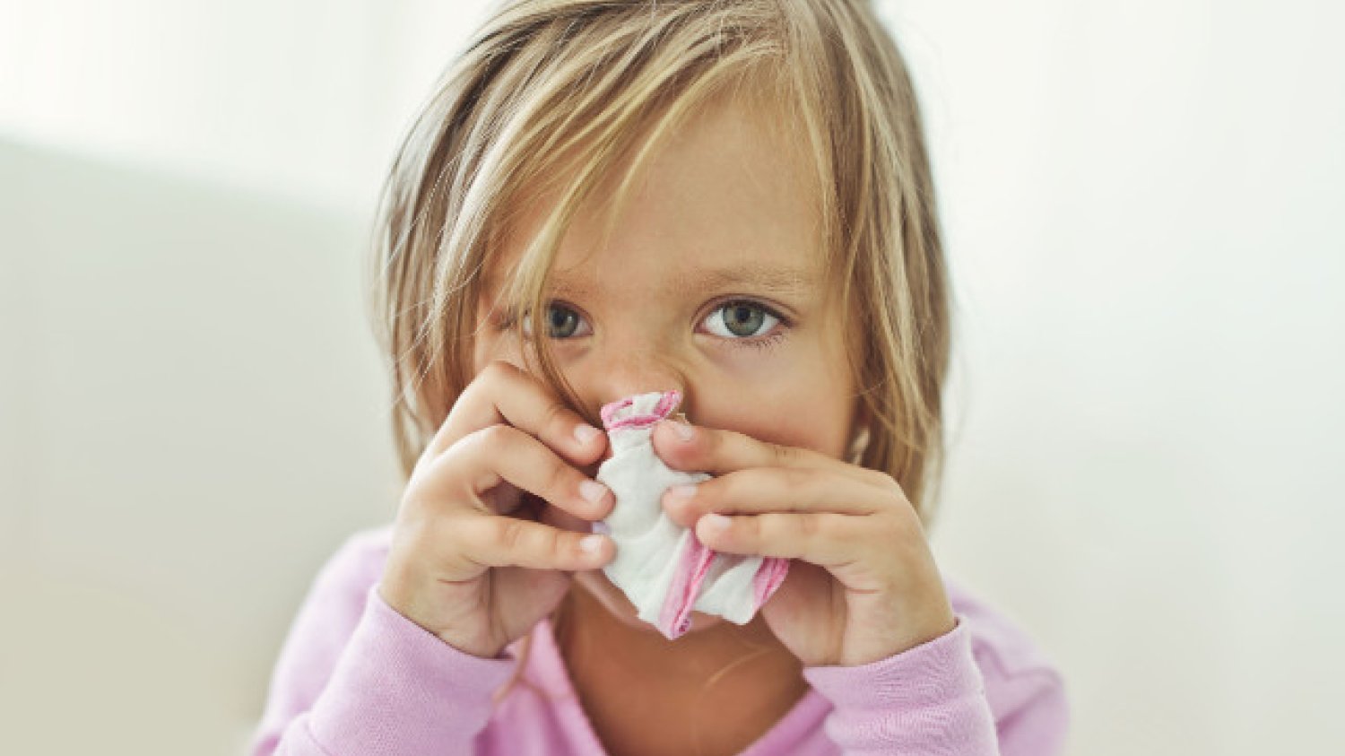 Katar, osłabienie i nieco podwyższona temperatura. Okazuje się, że wielu już wtedy decyduje się podać dziecku paracetamol lub ibuprofen.