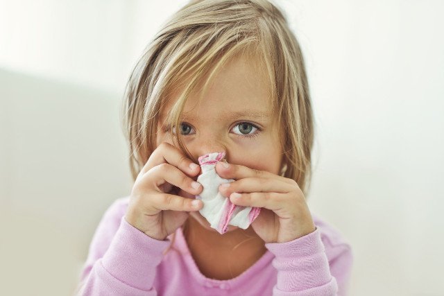 Katar, osłabienie i nieco podwyższona temperatura. Okazuje się, że wielu już wtedy decyduje się podać dziecku paracetamol lub ibuprofen.