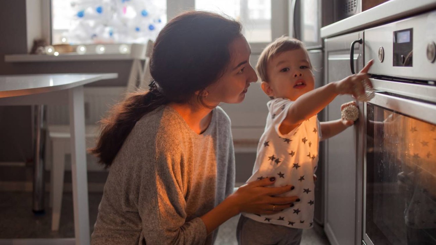 Mama opiekuje się małym dzieckiem w domu.