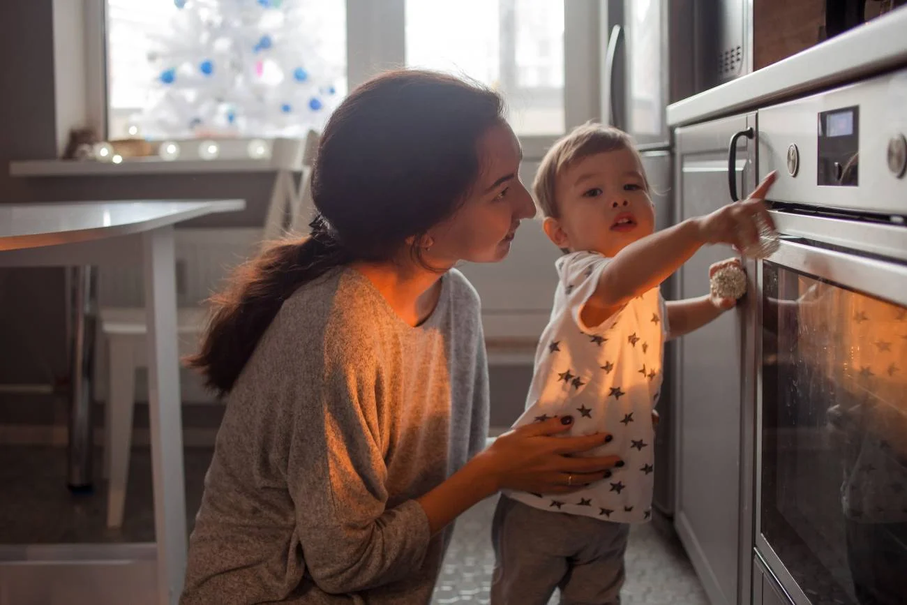 Mama opiekuje się małym dzieckiem w domu.