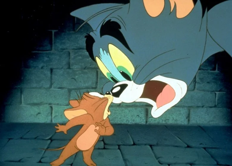 Kultowa scena, gdy Tom i Jerry odkrywają, że każdy z nich potrafi mówić