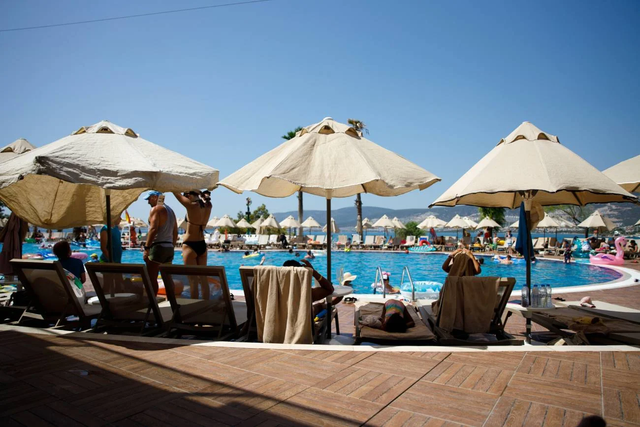Widok na basen w hotelu, w którym można kupić wakacje all inclusive.