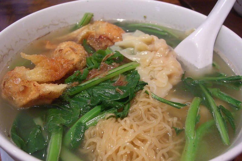 Nawet w "chińczyku" można zjeść zdrowo i pożywnie. Na przykład zupę pho!