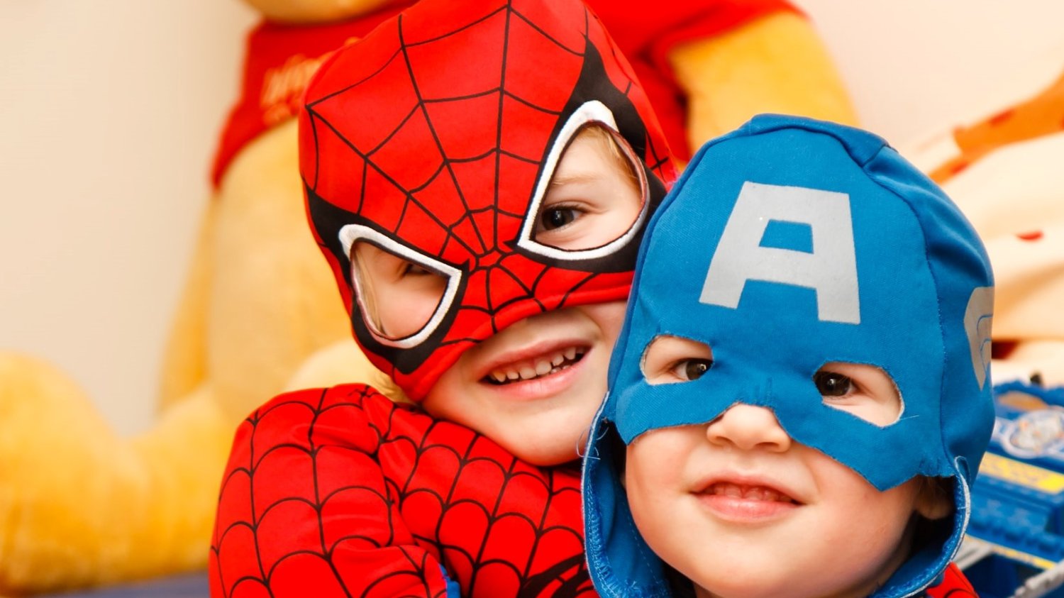 Dzieci przebranie superbohater, kapitan Ameryka, Spiderman, bal przebierańców.