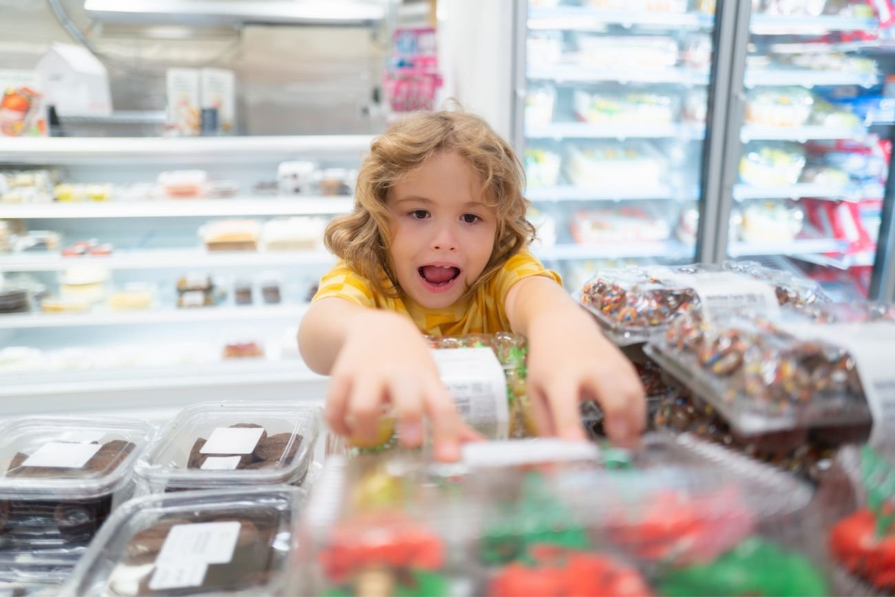kilkuletnie dziecko w sklepie