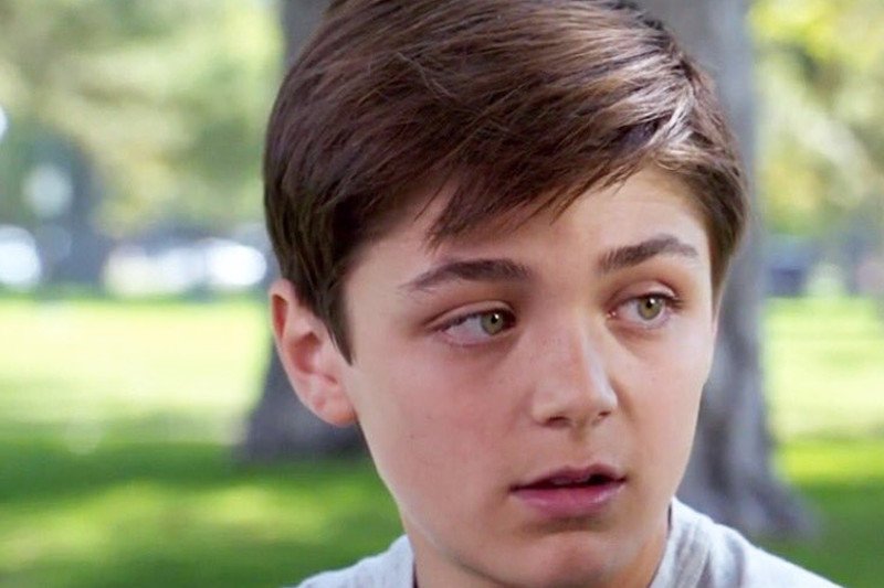 W serialu Andi Mack chłopiec odkrywa, że jest homoseksualistą. Kanał Disney Channel.