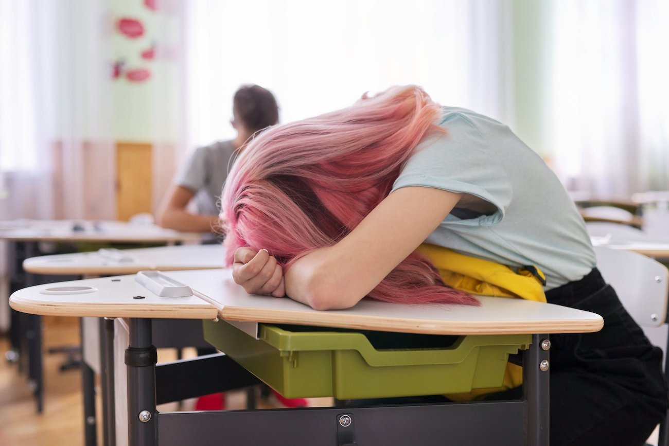 Nastoletnie dziecko zarywa noce? 6 kroków, żeby kładło się spać wcześniej