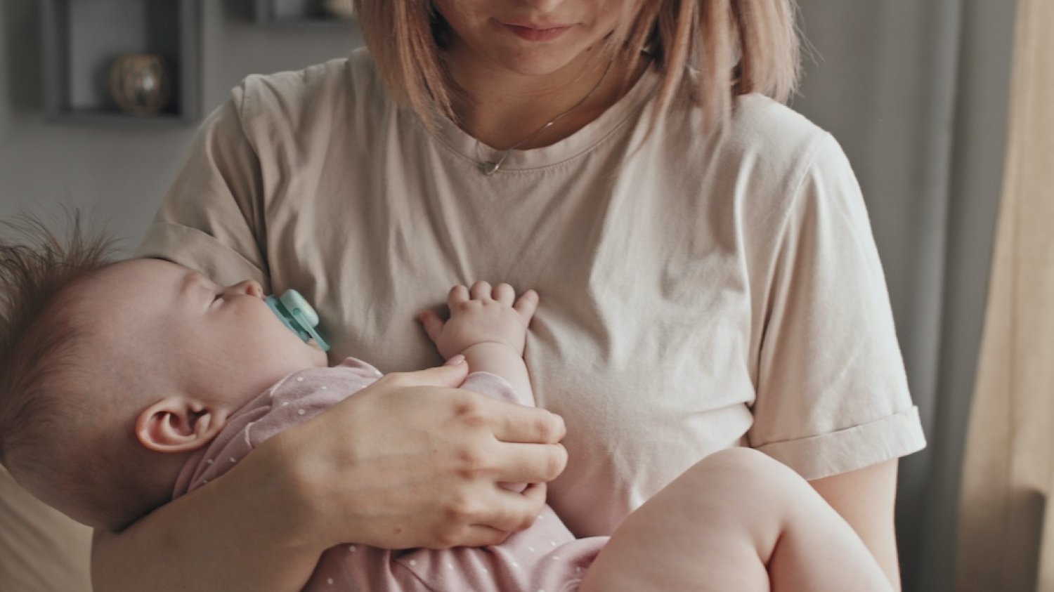 Mamy zdradzają co najbardziej zaskoczyło je w macierzyństwie Na zdjęciu widać kobietę trzymającą niemowlaka