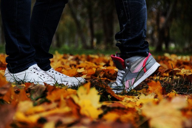 Fot. Pixabay / [url=https://pixabay.com/en/love-couple-sneakers-leaves-590487/]CristiYor[/url] / [url=https://pixabay.com/en/service/terms/#usage]CC0 Public Domain[/url]