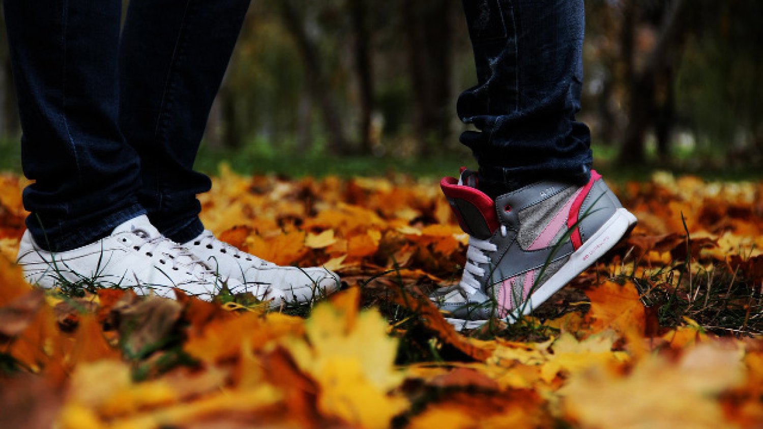 Fot. Pixabay / [url=https://pixabay.com/en/love-couple-sneakers-leaves-590487/]CristiYor[/url] / [url=https://pixabay.com/en/service/terms/#usage]CC0 Public Domain[/url]