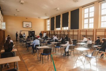 Maturzyści w ławkach przed egzaminem. Maturzyści w ławkach przed egzaminem.