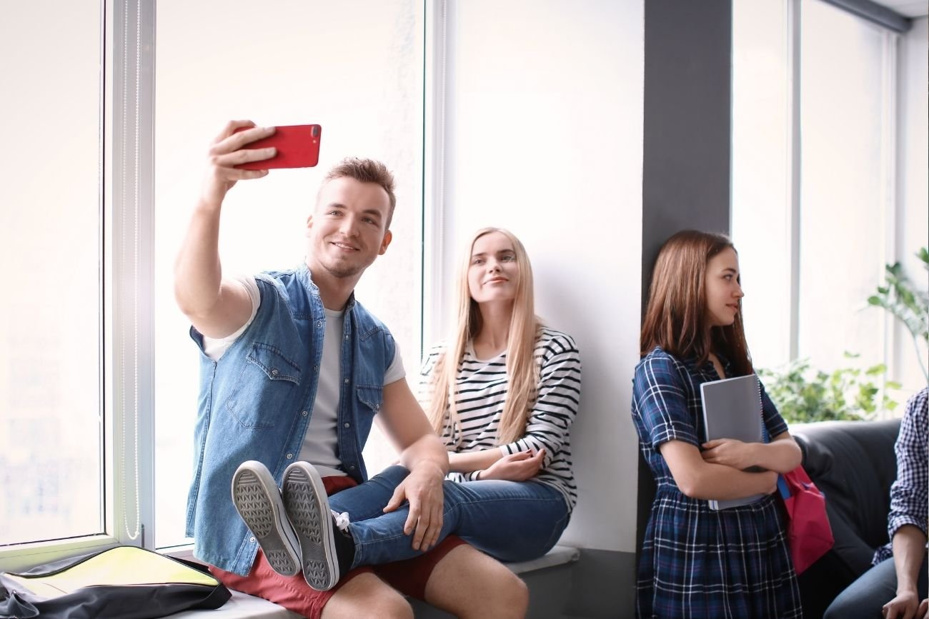 Koniec z robieniem selfie na przerwie. Szkoła znalazła sprytny sposób na uczniów
