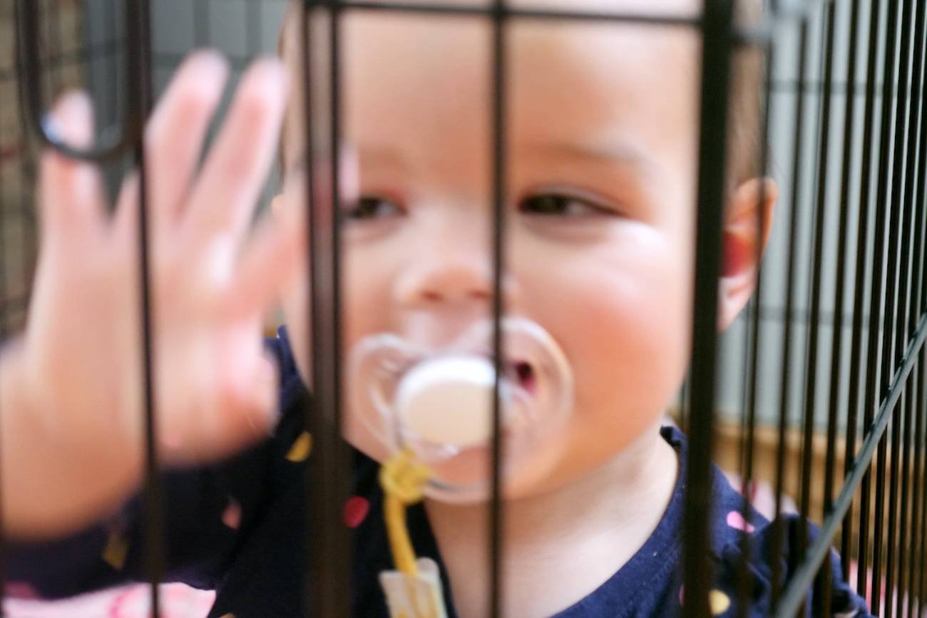 Dzieci były chowane w klatkach. ”To wszystko dla ich zdrowia”