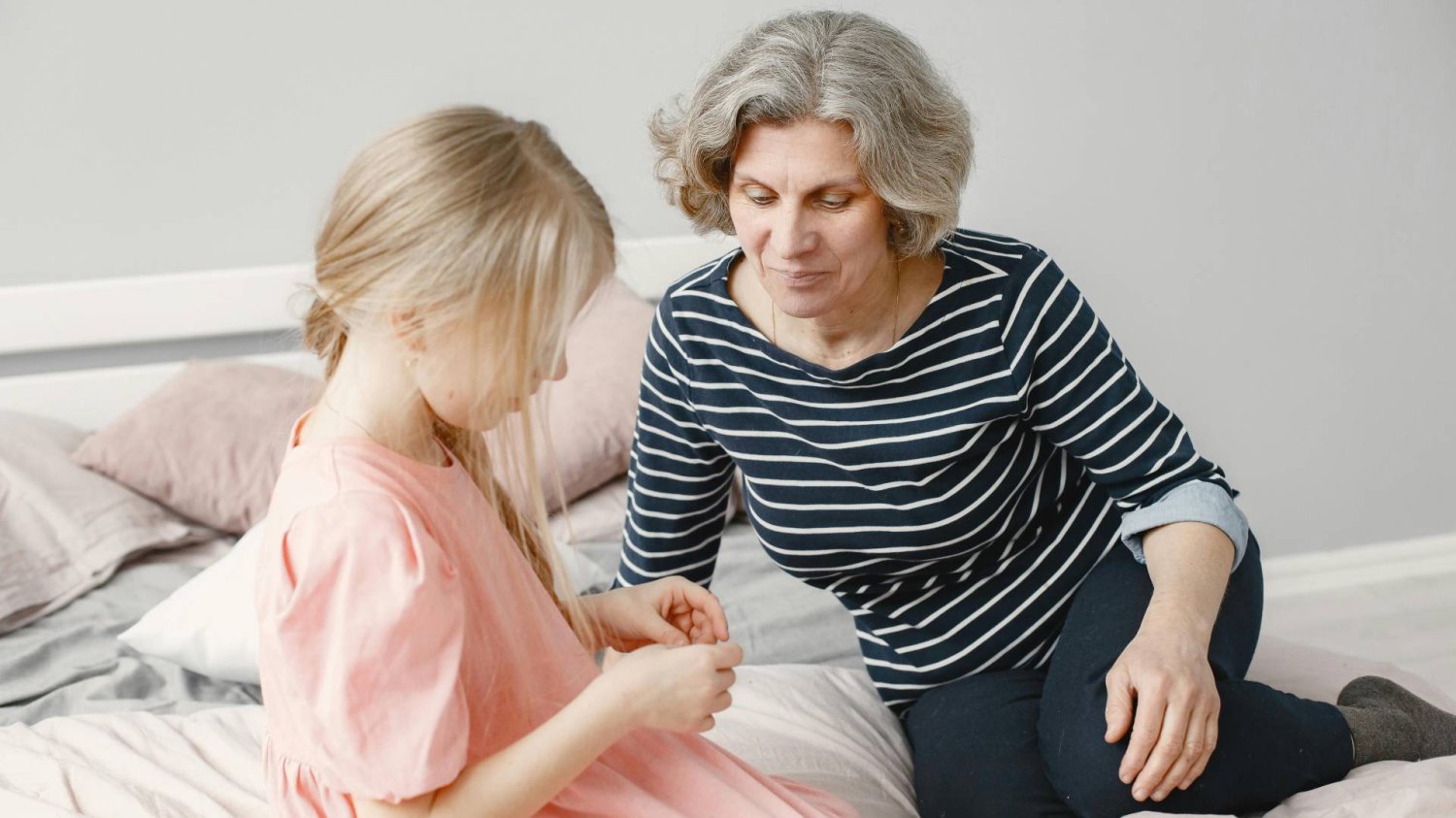 babcia bawi się na łóżku z wnuczką babcia bawi się na łóżku z wnuczką