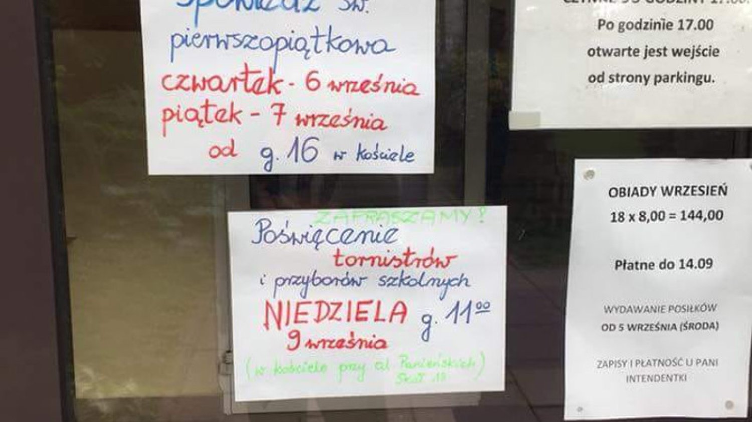 Ogłoszenie zawisło na drzwiach szkoły