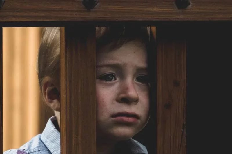 Mikołaj patrzy, dziecko boi się, że nie dostanie prezentów od Mikołaja