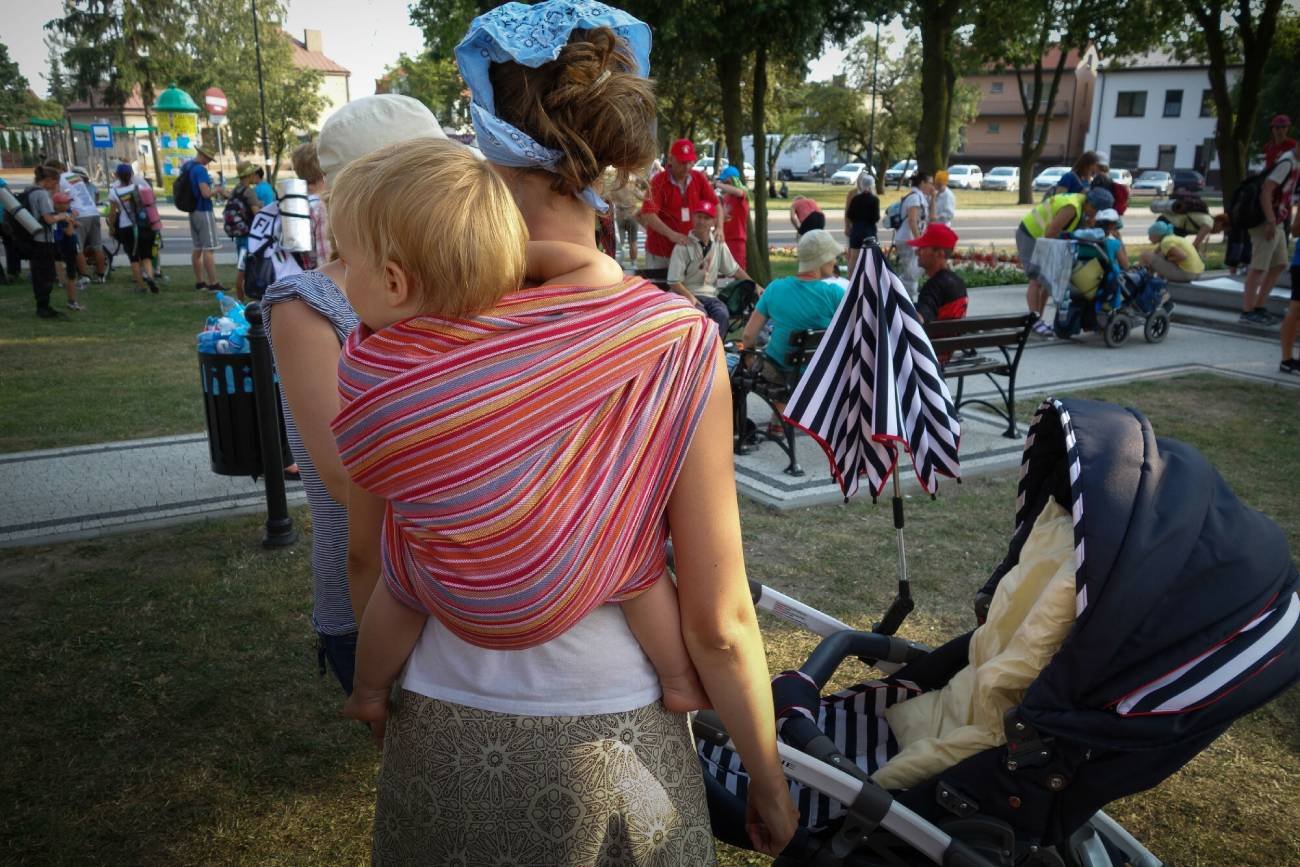 Opieka nad niemowlakiem z kolką, gdy na dodatek jest upał, potrafi wycieńczyć młodą mamę.