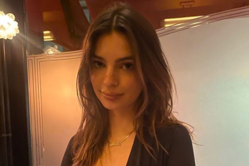 Emily Ratajkowski pije i krami piersią