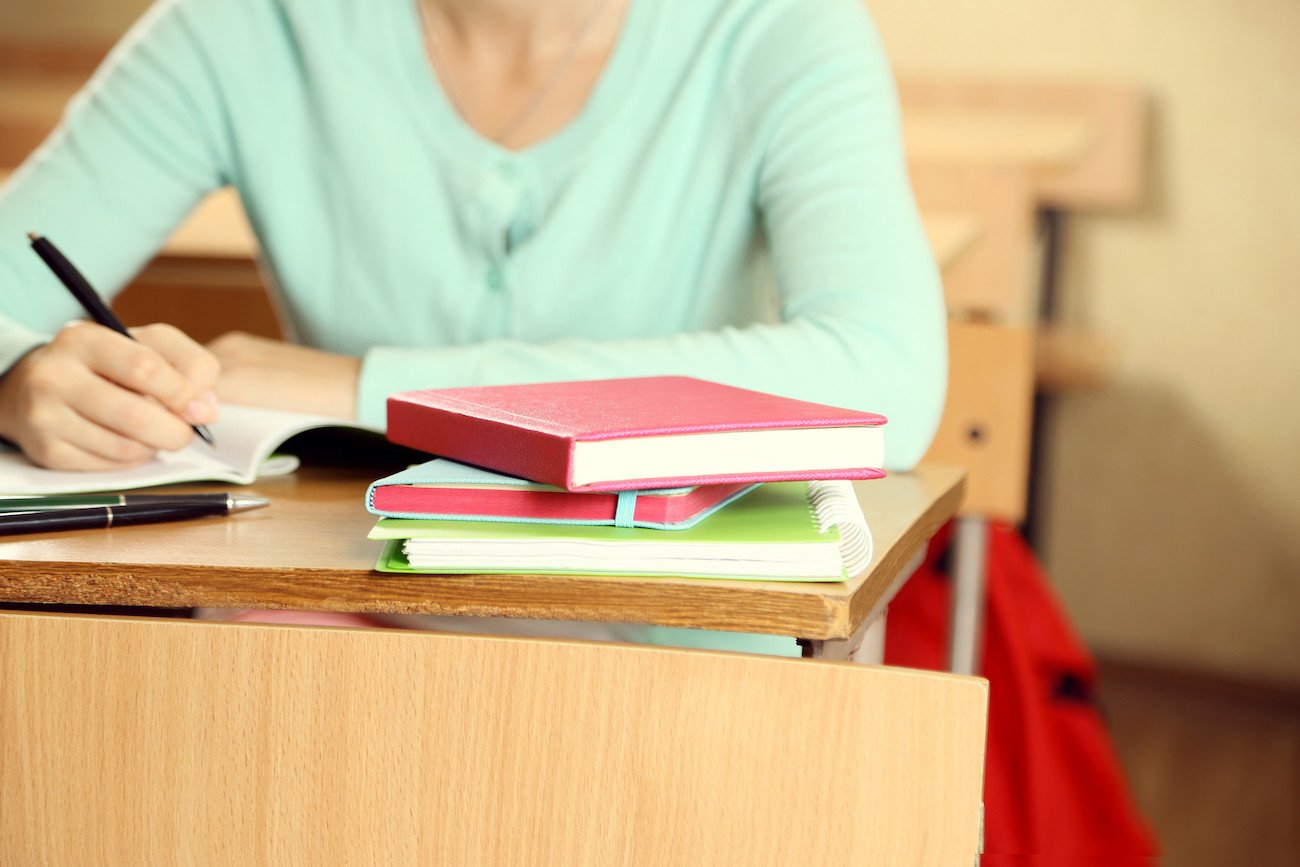 nauczycielka przy biurku nauczycielka przy biurku