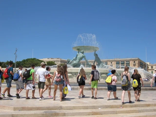 Malta, wyspiarski kraj położony w samym centrum Morza Śródziemnego i jeden z turystycznych rajów, słynie na cały świat z nauki języka angielskiego na bardzo wysokim poziomie