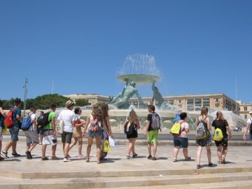 Malta, wyspiarski kraj położony w samym centrum Morza Śródziemnego i jeden z turystycznych rajów, słynie na cały świat z nauki języka angielskiego na bardzo wysokim poziomie