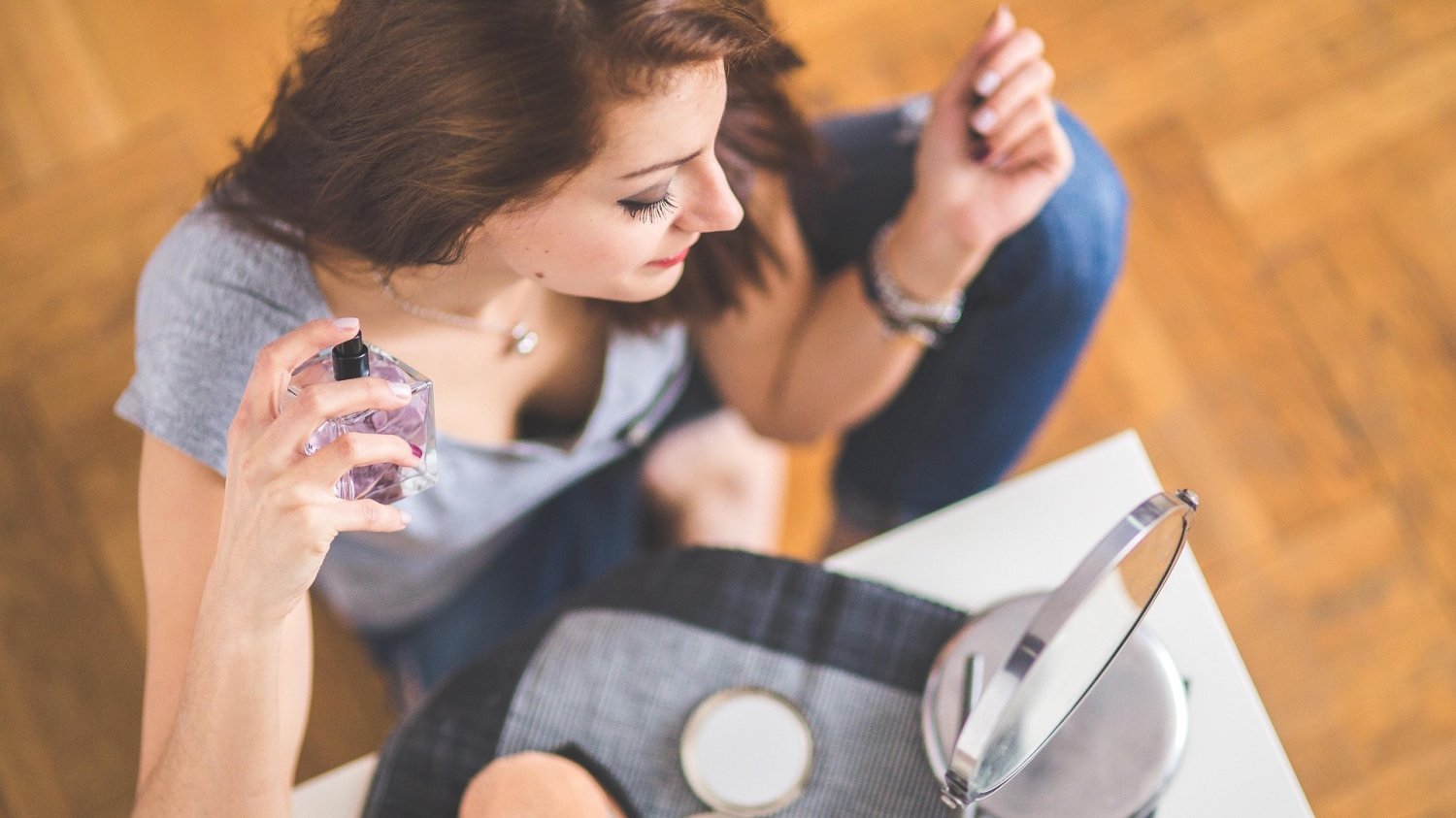 kobieta używa perfum kobieta używa perfum